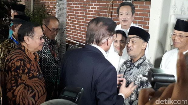 Anwar Ibrahim disambut putra Habibie, Thareq Kemal Habibie dan Ilham Akbar Habibie.