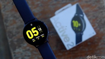 Pengguna juga dapat menyesuaikan watch face Galaxy Watch Active2 dengan pakaian via algoritma ekstraksi warna My Style. Tersedia di aplikasi Galaxy Wearable, ambil foto pakaian, pilih dari lima pola warna yang berbeda, dan tampilan jam berubah. (Foto: Muhammad Ridho/detikcom)