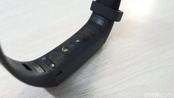 Di bodi belakang terpasang sensor detak jantung. Foto: Adi Fida Rahman/detikINET