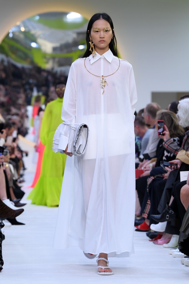 Valentino memamerkan koleksi terbarunya di Paris Fashion Week Spring 2020, Prancis. Minggu (29/9/2019). Photo by Pascal Le Segretain/Getty Images.