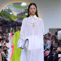 Valentino memamerkan koleksi terbarunya di Paris Fashion Week Spring 2020, Prancis. Minggu (29/9/2019). Photo by Pascal Le Segretain/Getty Images.