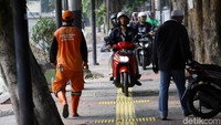 Para pejalan kaki pun harus hati-hati saat melintas di atas trotoar tersebut agar tak tertabrak para pemotor nakal itu.
