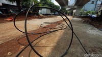 Kabel-kabel di kolong JLNT juga dirapikan.