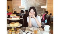 Jalan-jalan ke Hong Kong, Han Seo Hee melengkapi liburannya dengan nikmati afternoon tea. Ada ragam scone, mini sandwich, dan cheesecake yang menemaninya. Foto: Instagram hxxsxxhee