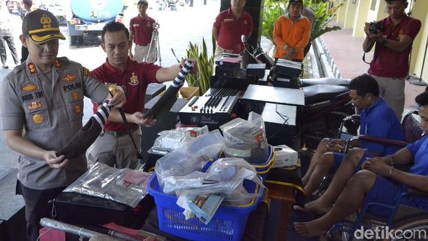 PolisiPekalongan bekuk dua pelaku pembobolan belasan minimarket di Pekalongan.
