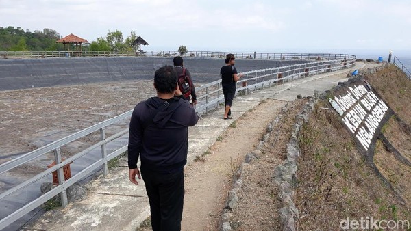 Hal itu dibenarkan oleh Pengelola Gunung Api Purba Nglanggeran, Aris Triyono. Dari biasanya 10-15 ribu orang per bulan, jumlah pengunjung turun jadi tinggal 2 ribu orang saja dalam sebulan. (Pradito/detikcom) Hal itu dibenarkan oleh Pengelola Gunung Api Purba Nglanggeran, Aris Triyono. Dari biasanya 10-15 ribu orang per bulan, jumlah pengunjung turun jadi tinggal 2 ribu orang saja dalam sebulan. (Pradito/detikcom)
