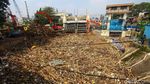 Tumpukan Sampah di Pintu Air Manggarai: Bambu hingga Manekin