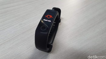 Gelang pintar ini dapat men-tracking sejumlah aktivitas, seperti lari, jalan, bersepeda dan berenang. Foto: Adi Fida Rahman/detikINET