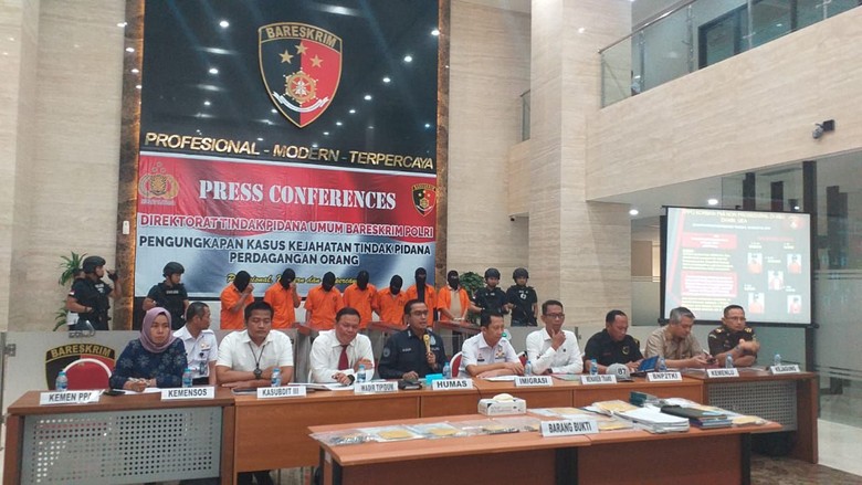 Polisi Ungkap Perdagangan Orang Berkedok Beasiswa ke Luar Negeri Polisi Ungkap Perdagangan Orang Berkedok Beasiswa ke Luar Negeri