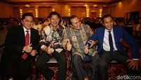 Erick Thohir dan Raja Sapta Oktohari kompak mengacungkan jempolnya di sela-sela kongres Komite Olimpiade Indonesia (KOI).