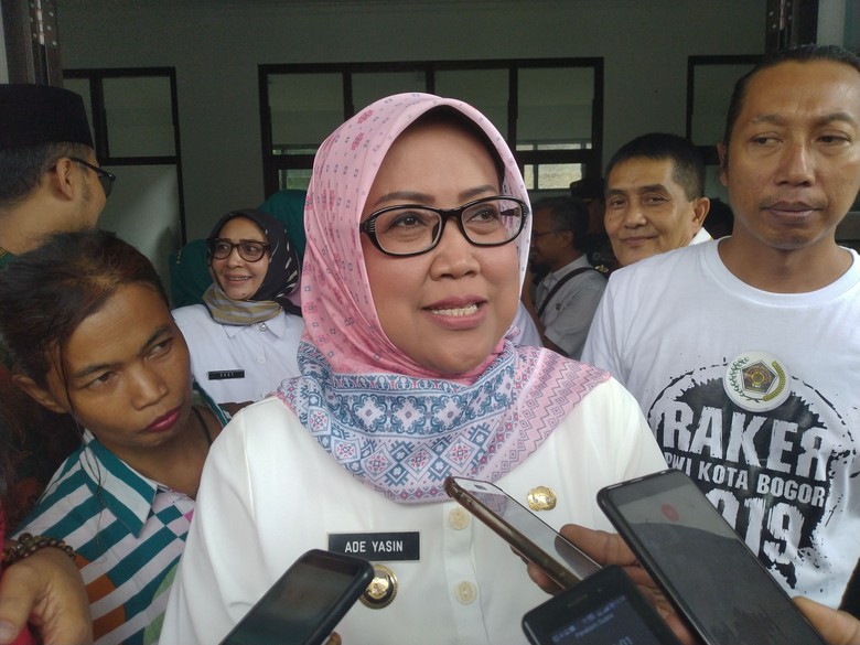 Bupati Bogor Sindir Warga: Salat-Ngaji Rajin, Tapi Buang Sampah Sembarangan Bupati Bogor Sindir Warga: Salat-Ngaji Rajin, Tapi Buang Sampah Sembarangan
