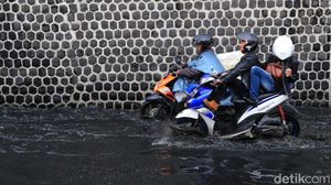 Diguyur Hujan Sesaat, Jalan Cimindi di Cimahi Langsung Tergenang