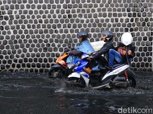 Diguyur Hujan Sesaat, Jalan Cimindi di Cimahi Langsung Tergenang