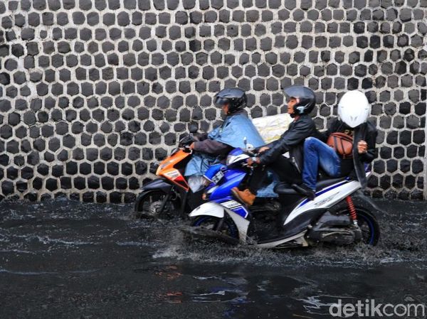 Diguyur Hujan Sesaat, Jalan Cimindi di Cimahi Langsung Tergenang