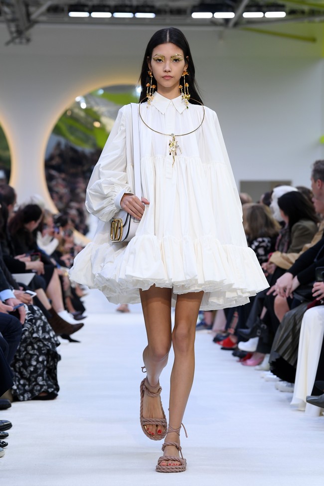 Valentino memamerkan koleksi terbarunya di Paris Fashion Week Spring 2020, Prancis. Minggu (29/9/2019). Photo by Pascal Le Segretain/Getty Images.