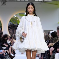 Valentino memamerkan koleksi terbarunya di Paris Fashion Week Spring 2020, Prancis. Minggu (29/9/2019). Photo by Pascal Le Segretain/Getty Images.