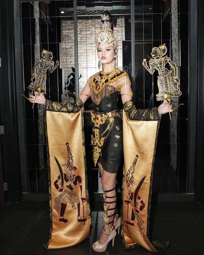 Ada yang menyebut bahwa kostum nasional bertema wayang yang dipakai Miss Grand Malaysia 2019 Mel Dequanne Abar lagi-lagi mencontek budaya Indonesia. NEGARE MALAYSIA NEGARE MISKIN BUDAYA, tulis netizen. kenapa hrs wayang tema nya.. Gak ada yg lainya apahh? tulis netizen lainnya. Foto: Instagram