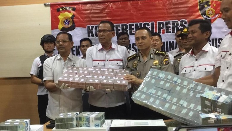 Polisi Pamer Uang Rp 2,3 M yang Disita dari Kasus Korupsi Perangkap Hama Polisi Pamer Uang Rp 2,3 M yang Disita dari Kasus Korupsi Perangkap Hama