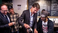Bukan hanya gemar minum kopi, Mark juga tampak semangat belajar membuat kopi. Perdana Menteri yang suka mengenakan batik ini pun menikmati kopi hasil racikannya sendiri. Foto: instagram @minpres