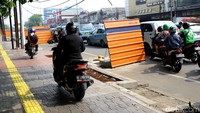 Kurangnya pengawasan dari petugas pengatur lalu lintas di area itu membuat tak sedikit pemotor nekat dan tak jera melintasi trotoar.