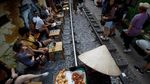 Unik! Deretan Kafe Ini Berdiri di Pinggir Rel Kereta Api
