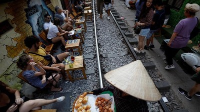 Unik! Deretan Kafe Ini Berdiri di Pinggir Rel Kereta Api