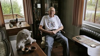 James pun berterima kasih terhadap anugerah Nobel yang diraihnya, sembari berpesan pada anak muda yang ingin berkecimpung di sains agar jangan semata tergoda oleh penghargaan. Foto: AP
