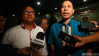 Ada 18 pertanyaan seputar WA dari dan ke Munarman dan ke salah satu yang ditahan Pak Supriyadi yang ditanyakan polisi.