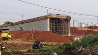 Proyek pembangunan terowongan di Jalan Tol Desari di Krukut, Limo, Depok, ambruk. Peristiwa ini menyebabkan lima pekerja terluka. Foto: Istimewa.