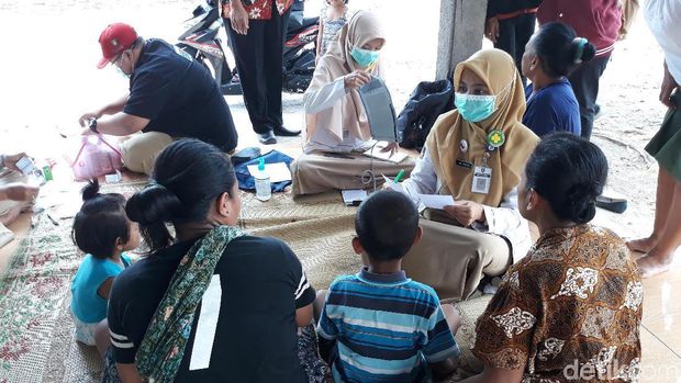 Gubernur Ganjar Cek Kondisi Warga Korban Asap TPA Putri Cempo Solo
