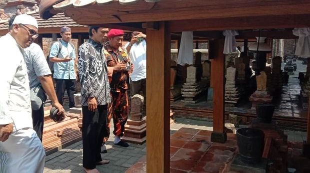 UAS Ziarahi Makam Sunan Kudus