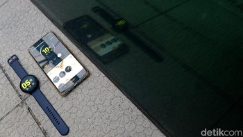 Fungsi lain, ketika Galaxy Watch Active2 dipasang dengan smartphone Galaxy, misalnya, Watch Camera Controller memungkinkan mengambil foto, mulai merekam video, melihat cuplikan rekaman pada jam tangan, berganti lensa depan dan belakang, mengatur timer dan kemudian periksa foto atau video terakhir. Serta dapat mengatur musik spotify ataupun nonton Youtube. (Foto: Muhammad Ridho/detikcom)