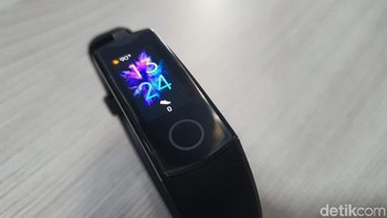 Honor menyematkan baterai berkapasitas 100 mAh. Bisa digunakan selama 14 hari dengan waktu standby mencapai 20 hari. Foto: Adi Fida Rahman/detikINET