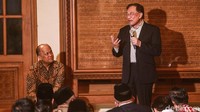 Anwar memberikan sambutan setelah acara tausiyah usai pembacaan surah Yasin.