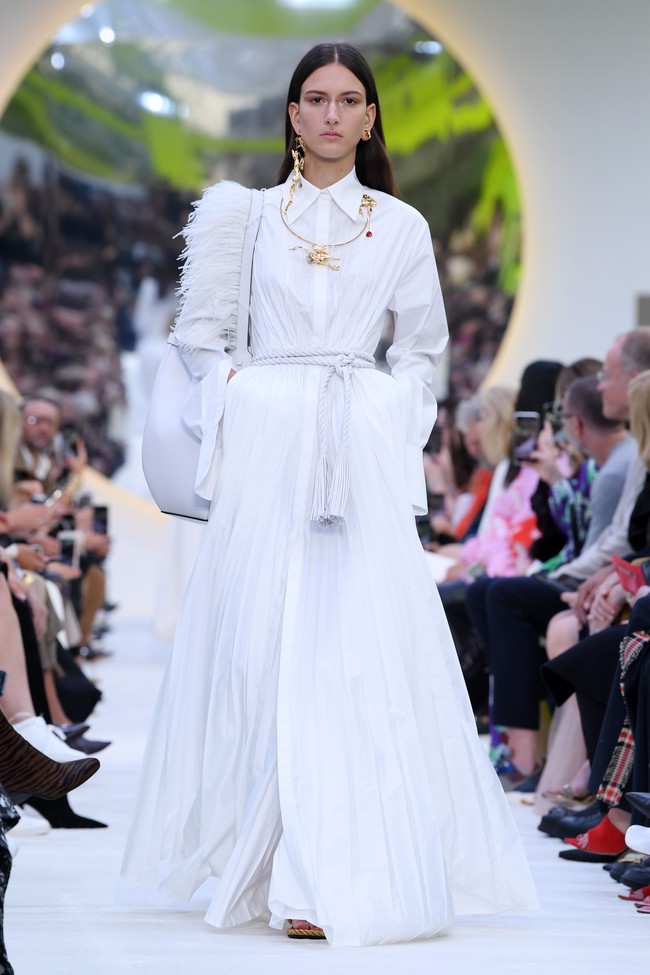 Valentino memamerkan koleksi terbarunya di Paris Fashion Week Spring 2020, Prancis. Minggu (29/9/2019). Photo by Pascal Le Segretain/Getty Images.