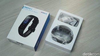 Honor Band 5 punya pilihan warna Meteorite Black, Midnight Blue dan Pink. Nah yang mampir ke detikINET varian Meteorite Black. Foto: Adi Fida Rahman/detikINET