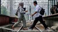 Stasiun Manggarai saat ini tengah dikembangkan untuk meningkatkan kapasitas angkutan KA di Jakarta yang semakin padat. Peningkatan kapasitas di Stasiun Manggarai juga masuk dalam program pembangunan double-double track (DDT) Manggarai-Cikarang, sehingga setiap line KA memiliki jalur sendiri.