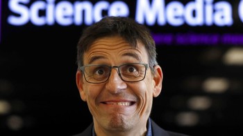 Ini adalah Didier Queloz. Mereka menggunakan teknik terobosan untuk mendeteksinya, bernama radial velocity. Penemuan tersebut mengungkap bahwa kebanyakan Bintang menjadi orbit planet-planet. Foto: AP