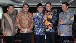 Senyum Para Pimpinan MPR di Rapat Perdana