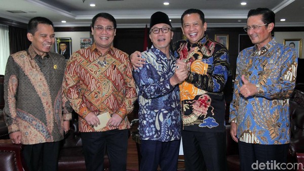 Senyum Para Pimpinan MPR di Rapat Perdana