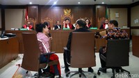 Dalam sidang tersebut mantan anggota DPR Miryam S Haryani memberikan keterangan yang berbeda dengan Novel Baswedan terkait kasus dugaan korupsi e-KTP.  Miryam mengaku dirinya ditekan saat pemeriksaan, namun Novel berkata sebaliknya.