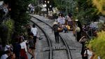 Unik! Deretan Kafe Ini Berdiri di Pinggir Rel Kereta Api