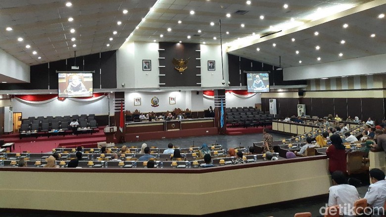 Belum Ada SK Golkar, DPRD Sulsel Tunda Umumkan Andi Ina Jadi Ketua Dewan Belum Ada SK Golkar, DPRD Sulsel Tunda Umumkan Andi Ina Jadi Ketua Dewan