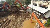 Saat ini alat berat telah dikerahkan untuk membersihkan sampah di pintu air Manggarai.