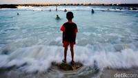 Sekitar pukul 16.30 WITA, anak-anak mulau berkumpul di pantai untuk bermain.