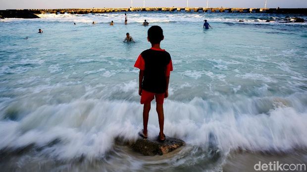 Walaupun berada di kawasan terluar paling utara Indonesia, anak-anak di Pulau Miangas tetap ceria dan bersemangat. Yuk, intip aktivitas mereka saat bermain.