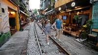 Pengalaman yang unik dan menantang jadi salah satu alasan para pengunjung datang ke kafe-kafe yang berada persis di pinggir rel kereta api tersebut.