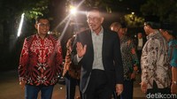 Mantan Wakil Perdana Menteri Malaysia, Dato Seri Anwar Ibrahim menyambangi kediaman almarhum Presiden ke-3 RI BJ Habibie di kawasan Kuningan, Jakarta Selatan. Kedatangan Anwar untuk takziah atas wafatnya Habibie.