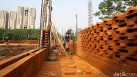 Proses renovasi hutan kota tersebut ditargetkan akan selesai pada Desember 2019 mendatang.