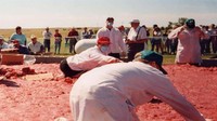 Patty burger terbesar juga pernah dibuat. Itu dibuat oleh Loran Green dan beberapa timnya dengan berat sekitar 2.740 kg. Untuk membuat ini membutuhkan sekitar 3.500 orang dalam waktu 2 jam Foto: Guinness World Records
